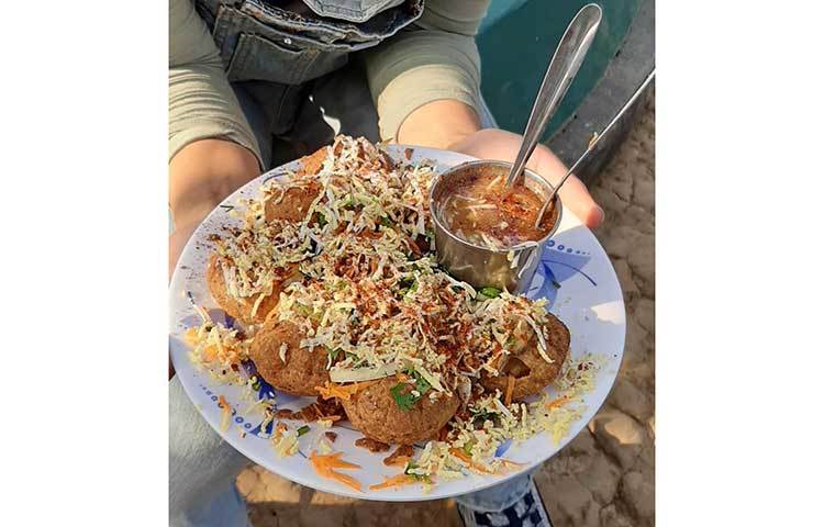 জয়ার ফুসকা চটপটি খাওয়ার ছবি দেখে একজন মন্তব্য করেছেন, ‘আহারে কতদিন হলো সে খাইনি দেখলেই বোঝা যায়’।