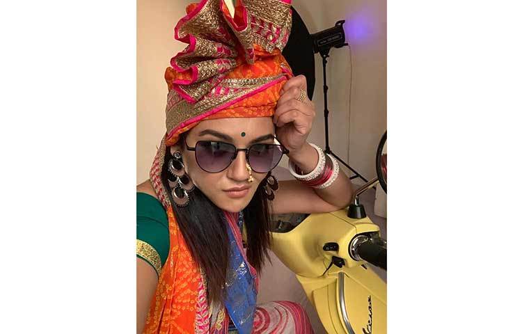 জয়ার এই ছবি দেখে এক ভক্ত মন্তব্য লিখেছেন, ‘ শোন দিল কি রানী, ডোন্ট বি ফানি, আই এম ইয়োর রাজা’।