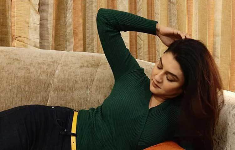 নতুন নতুন পোশাকে ভক্তদের সামনে হাজির হচ্ছেন জয়া।