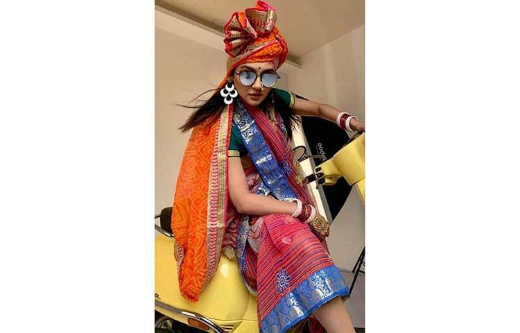 আরেক ভক্ত লিখেছেন, ‘জনী টাইপের স্টাইল, পিক তোলার আগে আয়নায় একবার নিজের চেহারাটা দেখে নিলে ভালো হতো’।