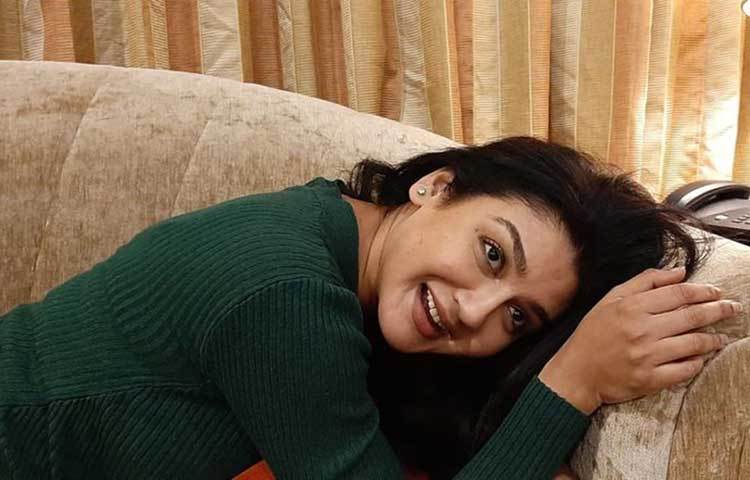 ক্যামেরার সামনে উচ্ছল হাসিতে জয়া।