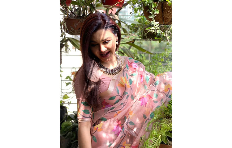 শাড়িতে উচ্ছ্বসিত জয়া। ছবি: ফেসবুক