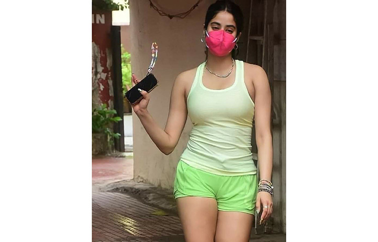 মাস্ক পরে বের হয়ে জাহ্নবী কাপুর। ছবি: ফেসবুক