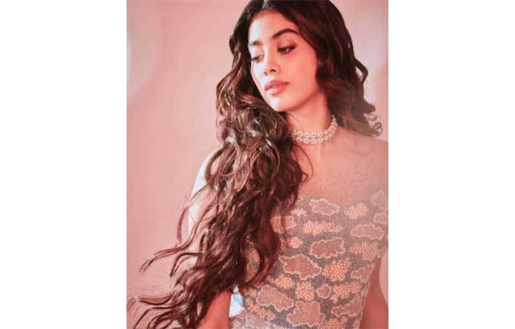 জাহ্নবীর এই পোশাক দেখে অনেকে প্রশংসা করছেন।