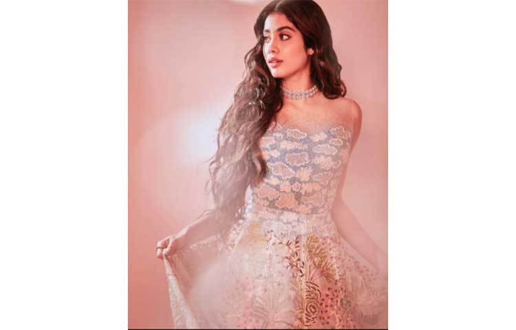 জাহ্নবী এরই মধ্যে বিপুল জনপ্রিয়তা লাভ করেছেন।