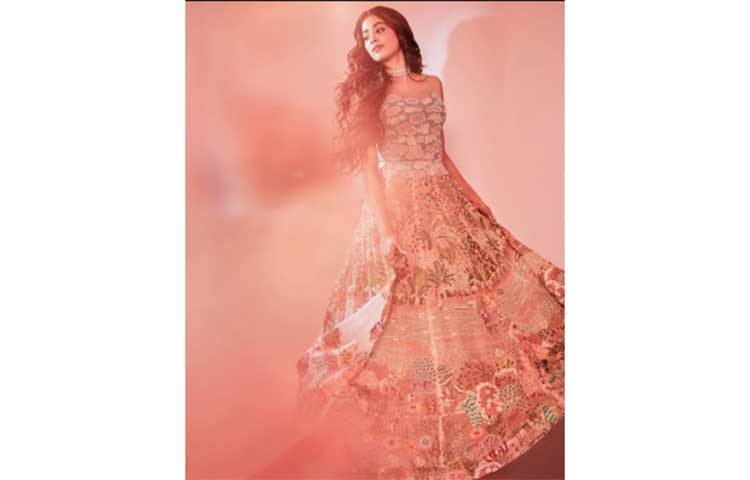 কী কারণে জাহ্নবী নতুন সাজে সেজেছেন তা জানা যায়নি।