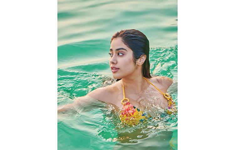 ফ্লোরাল বিকিনিতে জলে ডুব। নীল জলেই যেন উষ্ণতা ছড়িয়েছেন জাহ্নবী কাপুর। ছবি: সংগৃহীত