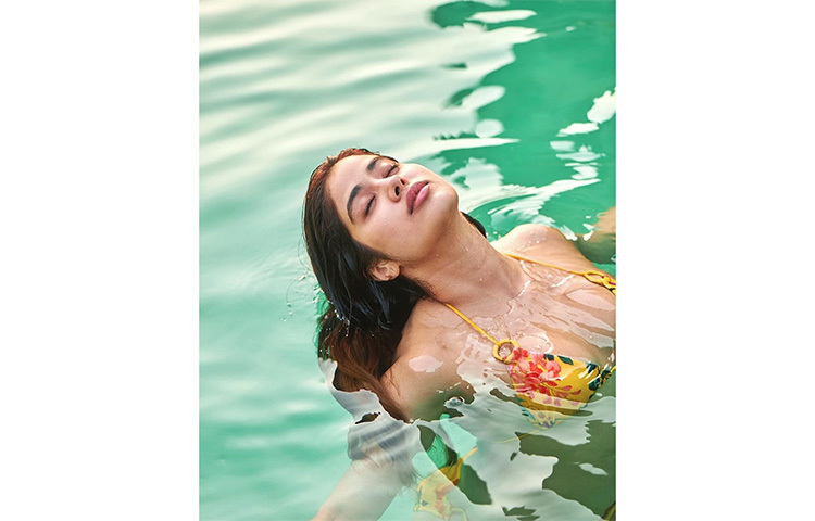 ফ্লোরাল বিকিনিতে জলের মাঝে জাহ্নবীর রূপ। ছবি: সংগৃহীত