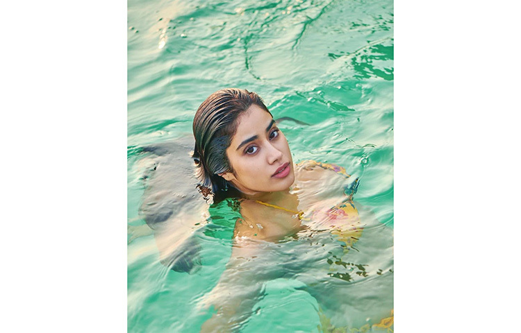 জাহ্নবীর রূপে মুগ্ধ ভক্তরা। ছবি: সংগৃহীত