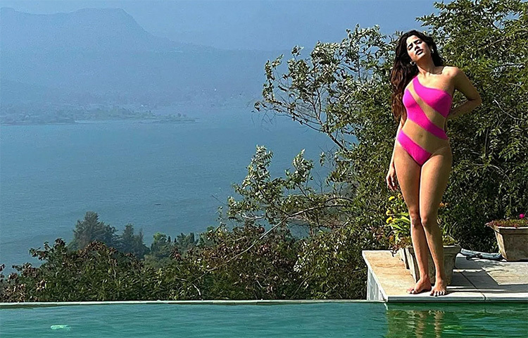 সম্প্রতি গোলাপি রঙের স্যুইমস্যুটে ছবি পোস্ট করলেন জাহ্নবী। ছবি: সংগৃহীত