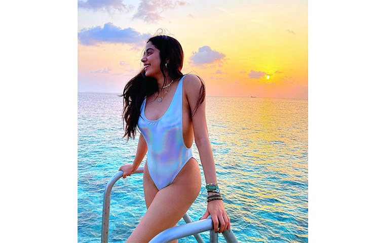 হাসিতে তার মুক্তা ঝরে। রৌদ্রস্নানে মগ্ন জাহ্নবী। ছবি: সংগৃহীত