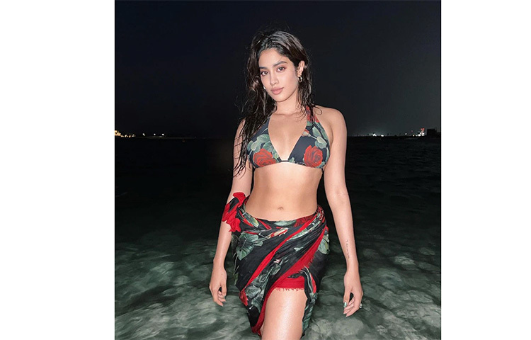 কালো আর লালের মিশেলে ফ্লোরাল বিকিনিতে জাহ্নবী। ছবি: সংগৃহীত