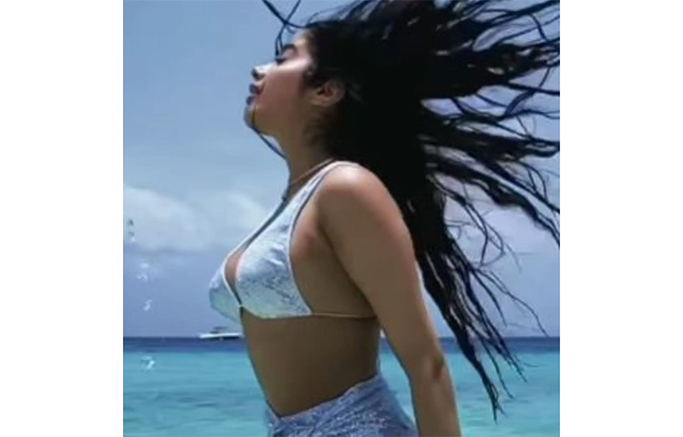 জাহ্নবীর সৌন্দর্যে মুগ্ধ নেটিজেন। নিয়মিত ত্বক ও চুলের যতœ নেন শ্রীদেবী কন্যা। ছবি: সংগৃহীত