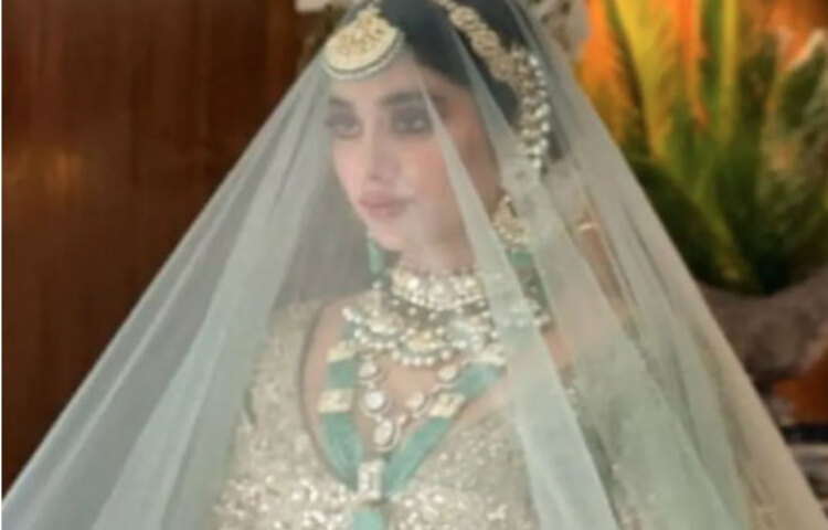 দীপিকা, শ্রদ্ধা ও সারার নামে সমনও পাঠিয়েছে ভারতীয় ভারতীয় তদন্ত সংস্থা এনসিবি। এরই মাঝে হঠাৎ সোশ্যাল মিডিয়ায় ভাইরাল হয়ে পড়ল ‘বধু’ বেশে জাহ্নবী কাপুরের ছবি ! রটে গেল শ্রীদেবী কন্যা নাকি গোপনে বিয়ে করে ফেললেন।