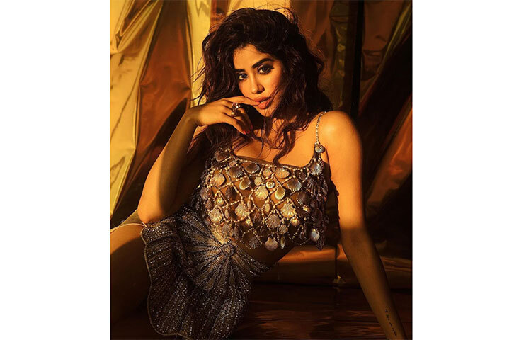 ফটো সেশনের পরে ছবিগুলো সোশ্যাল মিডিয়ায় এই শেয়ার করেছেন জাহ্নবী কাপুর। ছবি: সংগৃহীত