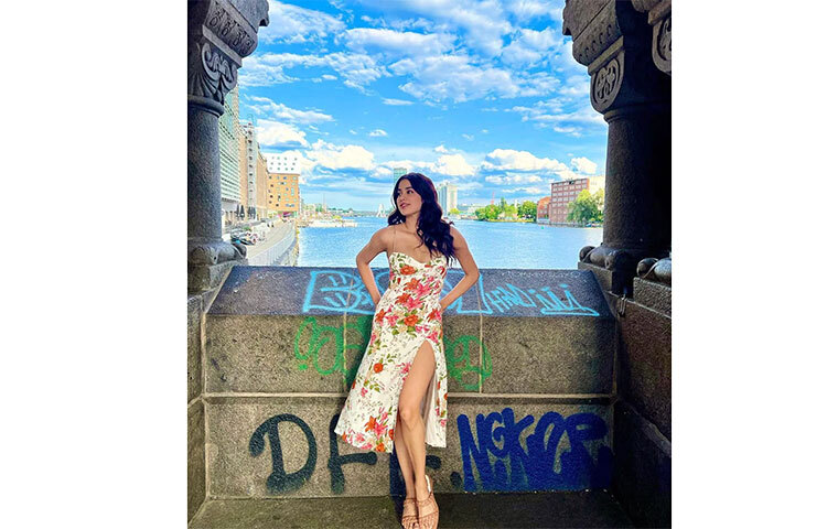 ফ্লোরাল পোশাকে জাহ্নবী কাপুর। ছবি: সংগৃহীত