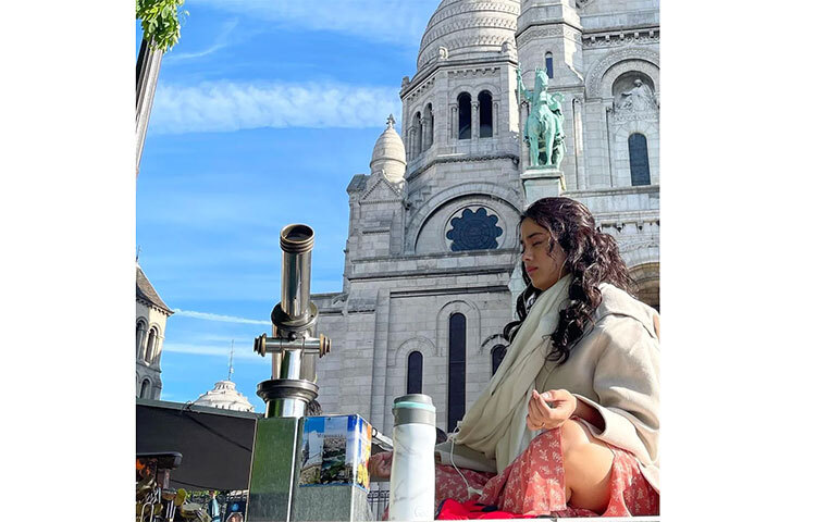 কাজ আর ঘোরার মাঝে বাদ যায়নি মেডিটেশনও। ছবি: সংগৃহীত