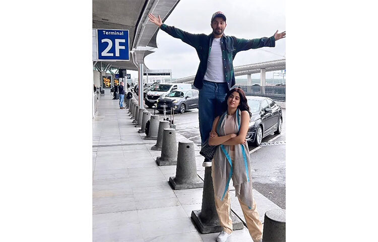 প্যারিসে মুহূর্তবন্দি করছেন জাহ্নবী-বরুণ। ছবি: সংগৃহীত