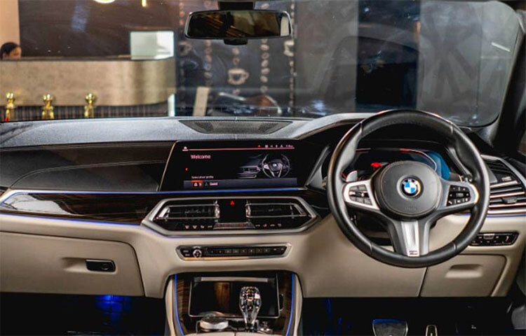 সংবাদ সংস্থা সূত্রে খবর, এই গাড়িটির মূল্য ৯৫ লাখ ৯০ হাজার রুপি। শূন্য থেকে ১০০ কিমি গতিবেগে আসতে ৬.৫ সেকেন্ড সময় লাগে। ছবি: সংগৃহীত