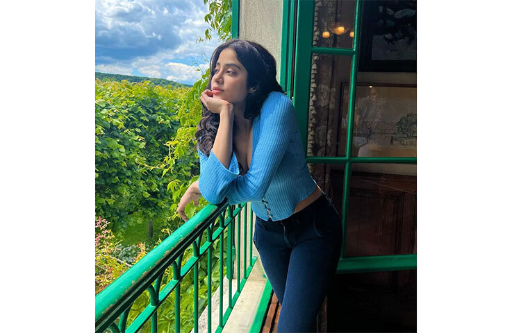 আলো-আঁধারি পরিবেশকে বেশ উপভোগ করছেন তিনি। ছবি: সংগৃহীত