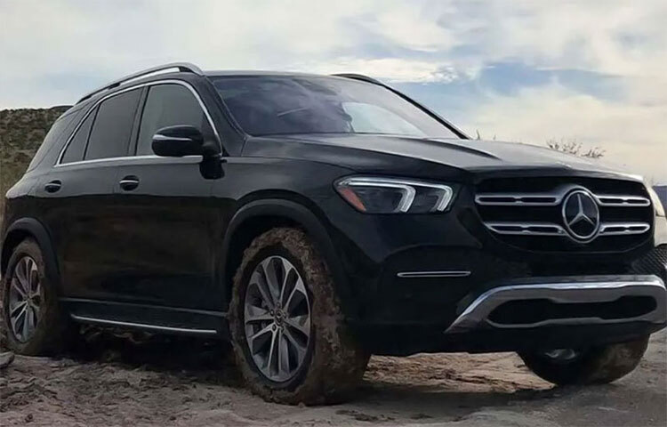 মার্সিডিজ ব্র্যান্ডের আরও একটি গাড়ি রয়েছে জাহ্নবীর। মার্সিডিজ জিএলই ২৫০ডি মডেলের গাড়িটি শূন্য থেকে ১০০ কিমি গতিবেগে আসতে ৮.৬ সেকেন্ড সময় লাগে। ছবি: সংগৃহীত