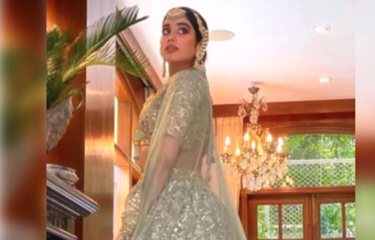 জাহ্নবীকে দেখা গেল সি-গ্রিন রঙের লেহেঙ্গাতে। গলায় ঝলঝলে বিয়ের গয়না। মাথায় টিকলি। ঘোমটার আড়াল থেকে জাহ্নবীর রূপের ছটা মুগ্ধ করেছে সবাইকে। তা হঠাৎ এই বিয়ের সাজ কেন? সত্যিই কী তিনি বিয়ে করে ফেললেন?