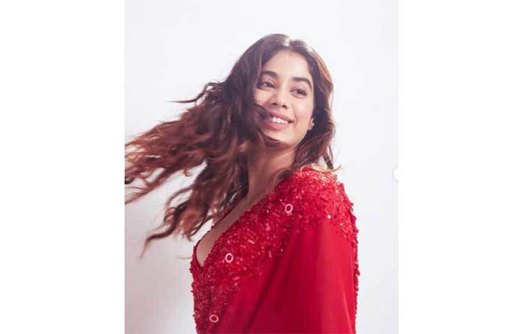 খোলা চুলে হাস্যোজ্জ্বল জাহ্নবী।