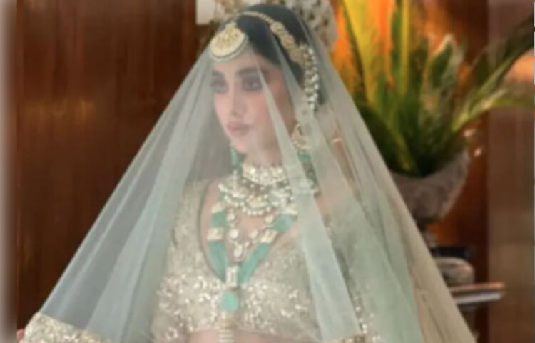 বিয়ের গসিপ রটতেই সত্যটা সামনে আনতে, মাঠে নেমে পড়লেন জাহ্নবী। তিনি স্পষ্ট বললেন, ‘সত্যি বিয়ে নয়, মণীষ মালহোত্রার ব্রাইডাল পোশাকের সঙ্গে এবার যুক্ত হলাম আমি। আর তাই তো সুন্দর করে সেজে উঠেছি।’