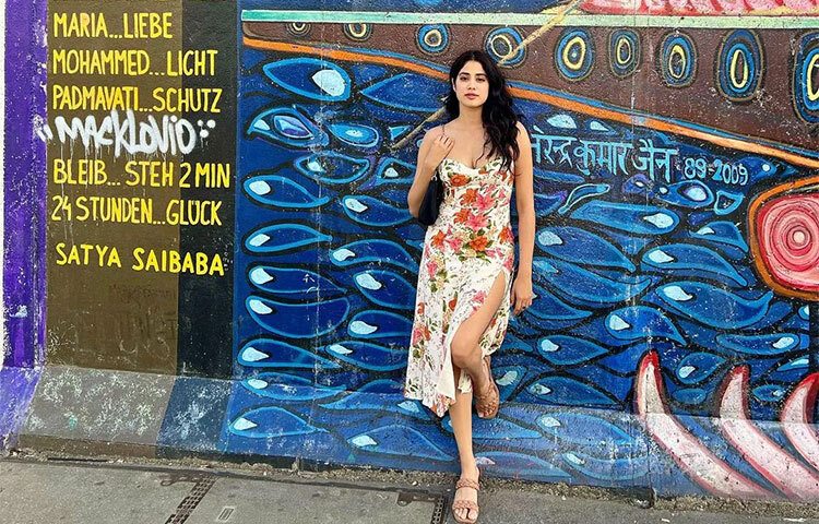 শহরের সৌন্দর্যের সঙ্গে জাহ্নবীর সৌন্দর্য যেন মিশে গেছে। ছবি: সংগৃহীত