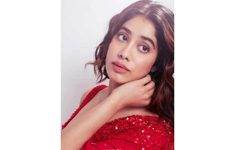 নায়িকার বেশে জাহ্নবী।