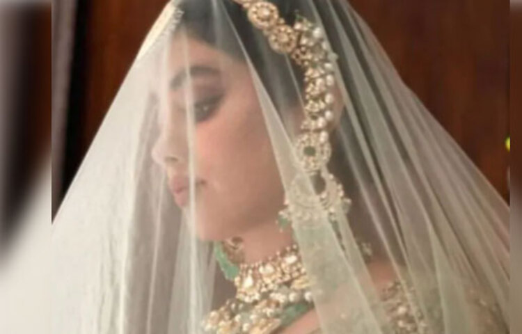 জাহ্নবী সোশ্যাল মিডিয়ায় আরও লিখলেন, ‘বিয়ের সাজে আমার কানে তো সানাইয়ের শব্দ ভেসে আসছে, আপনারা শুনতে পাচ্ছেন কি?’