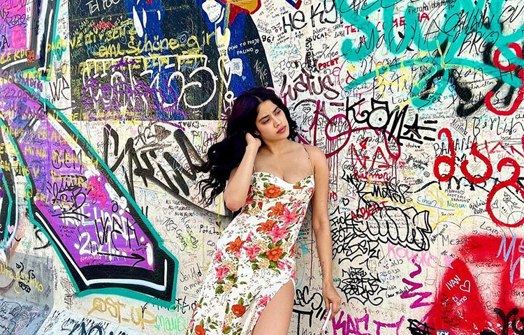 বার্লিনের স্ট্রিট আর্ট বরাবরই প্রসিদ্ধ। তার সামনেই পোজ দিলেন জাহ্নবী। ছবি: সংগৃহীত