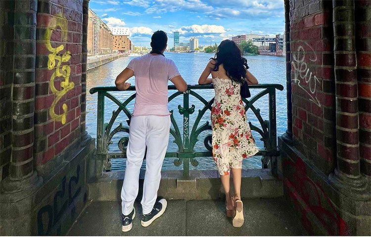 জাহ্নবী কাপুরের সঙ্গে তার সহ অভিনেতা বরুণ ধাওয়ান। ছবি: সংগৃহীত