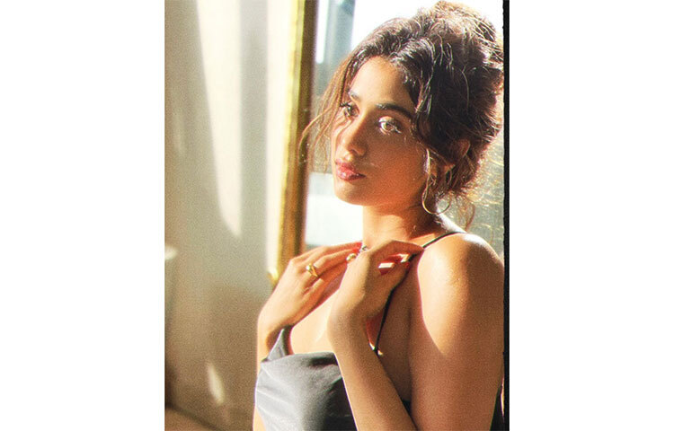 হুপ দুল ও এলোমেলো চুলের সাজ অন্যরকম জাহ্নবী। ছবি: সংগৃহীত