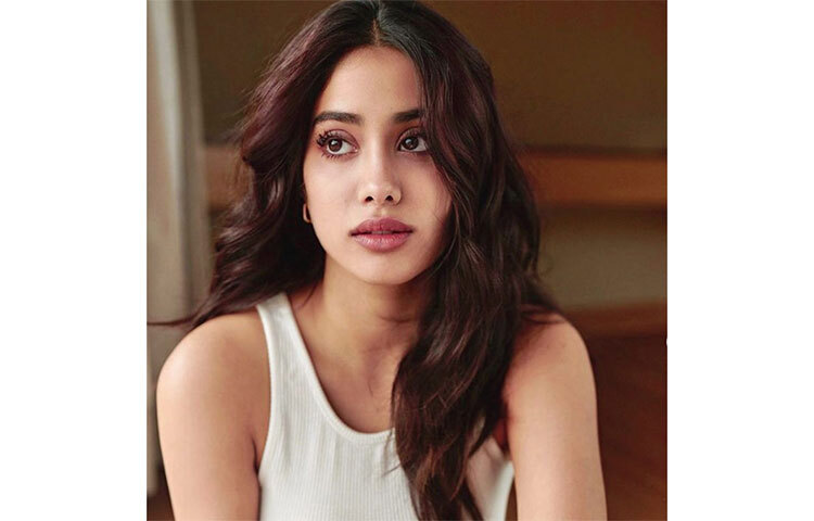 এই গাড়িটি নিজের মনের মতো সাজিয়েছেনও তিনি। প্রতিটি আসনে সিট ম্যাসেজার থেকে শুরু করে গাড়ির পিছনের আসনগুলোতে বিনোদনের আয়োজন রয়েছে। প্যানোরামিক সানরুফ, অ্যাম্বিয়েন্ট লাইট রয়েছে এই গাড়িতে। ছবি: সংগৃহীত