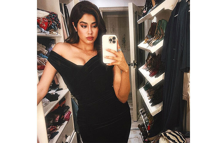 অফ-শোল্ডার বডিকন ড্রেসে সেলফি তুলছেন জাহ্নবী। ছবি: সংগৃহীত