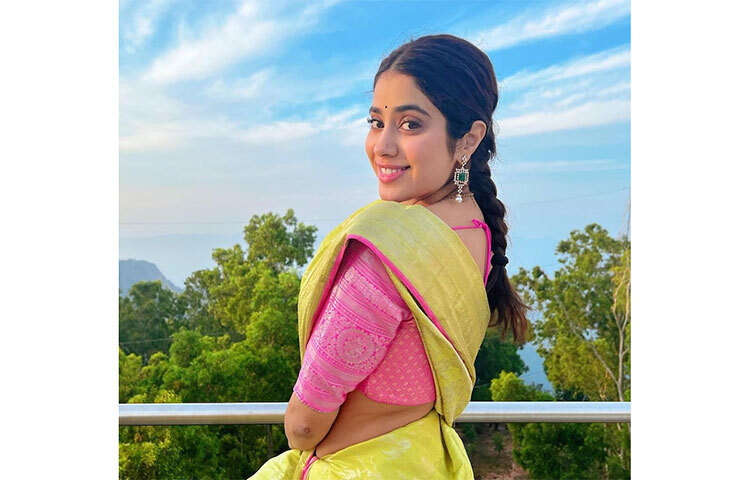 আবারও একবার শ্রীদেবীর সাজের মতো মেয়ে জাহ্নবীর সাজ। ছবি: সংগৃহীত