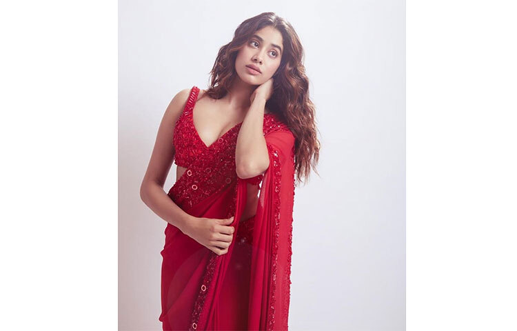 লাল শিফনে মনোমুগ্ধকর নায়িকা। ছবি: সংগৃহীত