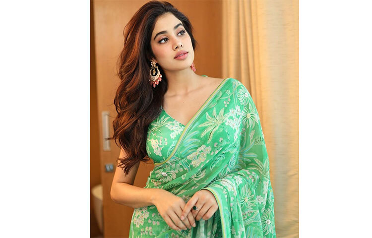 ট্রপিকাল থিমের সবুজ শাড়িতে মোহময়ী জাহ্নবী। ছবি: সংগৃহীত