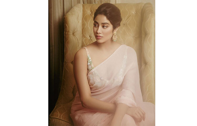 গভীর গলার ব্লাউজ ও হালকা গোলাপি শিফন পরেছেন নায়িকা। ছবি: সংগৃহীত