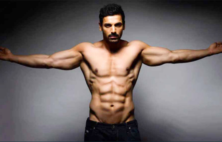 যিনি সুযোগ পেলেই দুই চাকার যানে ‘ঘোড়সওয়ারি’ করেন, যিনি বাস্কেট বলে আগ্রহী, যিনি শরীরচর্চায় গভীর মনোযোগী তিনি খেলাধুলা ভালোবাসবেন সেটাই স্বাভাবিক। জন তাই ফুটবলের পাশাপাশি ক্রিকেটেও সমান মনোযোগী। সবাই তার অনুরাগী। তিনি মহেন্দ্র সিংহ ধোনির! ধোনির বিয়েতে তিনি একমাত্র বলিউড থেকে আমন্ত্রিত ছিলেন। ধোনিও তার ভক্তের মতো চুল কেটেছেন একটা সময়। ছবি: সংগৃহীত