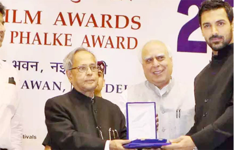 এতো কিছুর ফাঁকে জাতীয় পুরস্কারের মতো সম্মানও জন আদায় করে নিয়েছেন। সুজিত সরকার পরিচালিত ‘ভিকি ডোনার’-এর মাধ্যমে। ছবি: সংগৃহীত