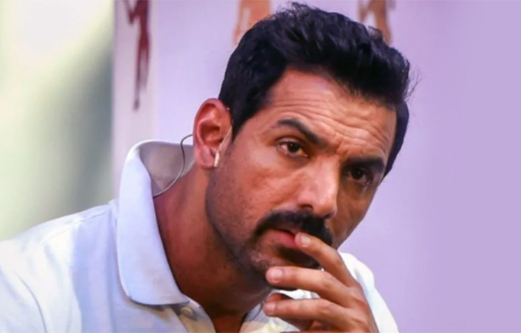 জনের জনপ্রিয়তার অনেকটা রূপকথার গল্পের মতো। একবার একদল নারী জনের উপরে রীতিমতো হামলা চালিয়েছিলেন! জনের গায়ের টি-শার্টের বোতাম খুলে ঢুকিয়ে দিয়েছিলেন তাদের আঙুল! ধারালো নখের আঁচড়ে জন ক্ষত-বিক্ষত। রক্ত চুঁইয়ে পড়ছে শরীর থেকে। কোনো মতে ছাড়িয়ে নিতে নিতে তিনি প্রশ্ন করেছিলেন এক অনুরাগিনীকে। ছবি: সংগৃহীত