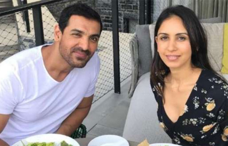 জীবনে প্রচুর প্রেম, অসংখ্য অনুরাগিনী। পর্দাতেও জনের চারপাশে সারাক্ষণ সুরা আর নারীর ভিড়! বাস্তবেও অভিনেতার জীবন বুঝি খুবই রঙিন? বলিউড বলছে, বারেবারে প্রেমে পড়লেও নেশার কবলে কোনোদিন পড়েননি জন। ভুলেও নিশিঠেকে পা রাখেন না। রাত জেগে পার্টি করেন না। শরীরের যতœ তার কাছে সবার আগে। ছবি: সংগৃহীত