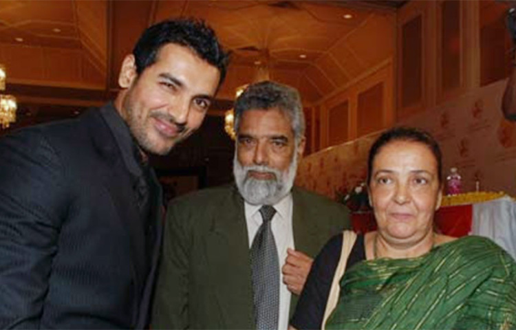 জনের আসল নাম ফারহান ইরানি। এই নাম, পদবি সবই মায়ের পক্ষের। জন তার বাবার নাম একটু উল্টে পালটে ব্যবহার করেন। অভিনেতার বাবার নাম ঠিক তার নামের বিপরীত, ‘আব্রাহাম জন’। ছবি: সংগৃহীত