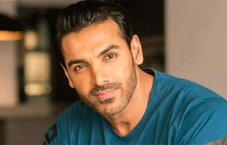 যদি অভিনয়ে না আসতেন তা হলে কী করতেন জন? তার শিক্ষা, তার শখ বলছে, অনেক কিছুই করতে পারতেন। অর্থনীতিতে স্নাতক, বাণিজ্যে স্নাতকোত্তর জন চুটিয়ে উচ্চপদস্থ কর্মী হতে পারতেন। তার শখ ছিল স্থপতি হবেন বাবা এবং দাদার মতো। অনেক জনসংযোগ মাধ্যমেও কাজ করেছেন জন। সেখান থেকেই আচমকা সুপার মডেল রানার্স আপের খেতাব জয় করেন। এরপর চলে আসেন অভিনয়ে। ছবি: সংগৃহীত