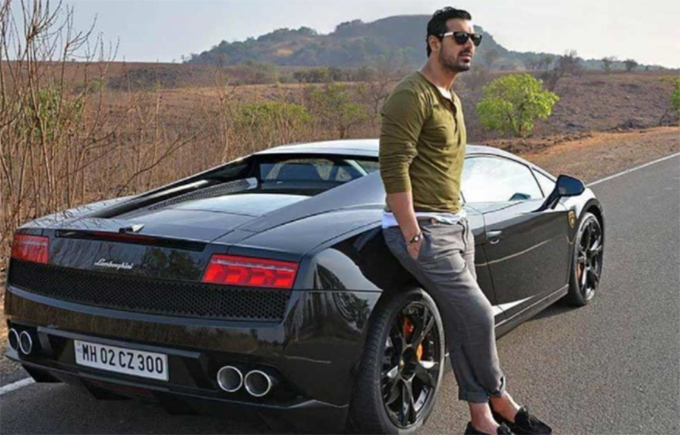 অথচ জন কিন্তু কোনোদিন ভাবেননি তিনি অভিনয়ে আসবেন। কারণ তার মুখ ভর্তি ব্রণ আর দাগছোপ। তাকেই মডেলিংয়ের শুরুতে ভারতের জনপ্রিয় চিত্রগ্রাহক অতুল কাসবেকার বলেছিলেন, মুখের দাগছোপ, ব্রণগুলো না থাকলে তুমিই একাধারে অর্জুন রামপাল, রাহুল দেব, মার্ক রবিসনস, মিলিন্দ সোমন। ছবি: সংগৃহীত