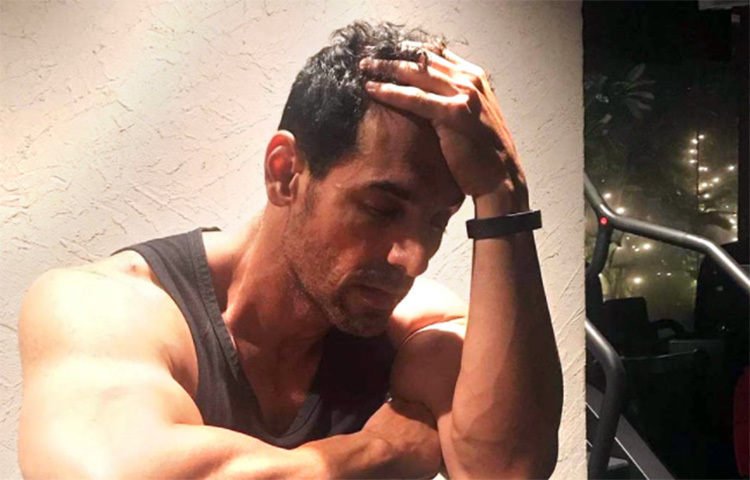 জনের কোনটা বেশি আকর্ষণীয়? পেশিবহুল চেহারা, গালে টোল ফেলা হাসি, শুরুতে চুলের লম্বা চুল নাকি সাজ-পোশাক? আসলে জনের সব কিছুই আকর্ষণীয়। ছবি: সংগৃহীত