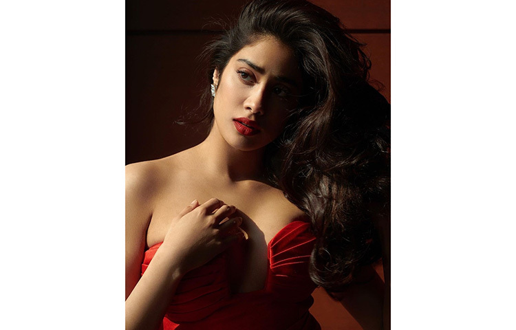 জাহ্নবীর আবেদনময়ী রূপ। ছবি: ইনস্টাগ্রাম