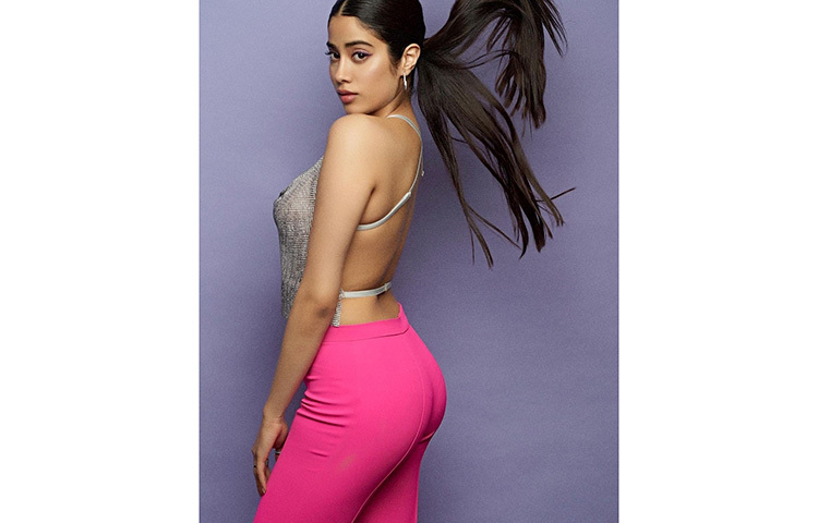 এমন আকর্ষণীয় ছবি জাহ্নবীর সামাজিক যোগাযোগ মাধ্যমে প্রকাশ করছেন। ছবি: ইনস্টাগ্রাম